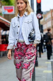 holli rogers, holly rodgers, silk pants, pink pants, printed pants, animal print pants, white denim jeacket, white t-shirt, printed clutch, blue clutch, converse shoes, white sneakers, fashion week, frenchystyle, FW, jonathan paciullo, street style, vertical, detail, atmosphere details