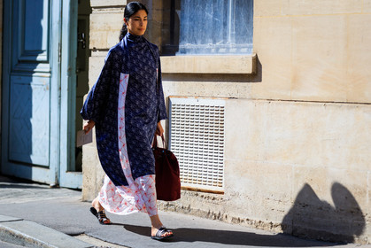 black sandals, blue dress, flowers, graphic dress, leather bag, leather shoes, printed dress, red bag, fashion week, frenchystyle, FW, jonathan paciullo, street style, PFW, PARIS, horizontal, atmosphere details, full length, AUTUMN WINTER 2018-2019, FALL WINTER 2018-2019, FW 18-19, caroline issa