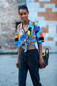vintage shirt, geometrical printed shirt, multicolor shirt, light blue shirt, purple shirt, orange shirt, square shape glasses, scale sunglasses, short sleeves shirt, knotted shirt, cropped shirt, black jeans, fashion week, frenchystyle, FW, jonathan paciullo, street style, MFW, MILAN, SPRING SUMMER 2021, SS 21, vertical, detail, model