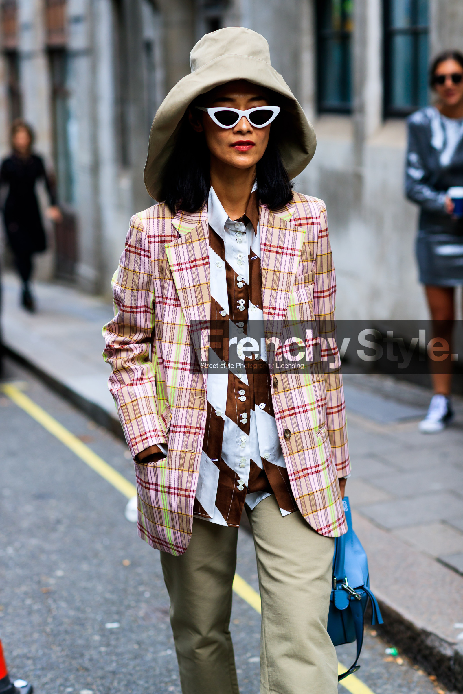 beige hat, beige pants, blue bag, brown shirt, checked, graphic jacket, leather bag, pink jacket, plaid, printed jacket, printed shirt, sunglasses, tartan, trousers, fashion week, frenchystyle, FW, jonathan paciullo, street style, LFW, LONDON, SPRING SUMMER 2019, SS 19, vertical, detail, atmosphere details