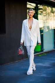total white look, knitwear, knitted pants, knitted blazer, stripes bag, white and black bag, printed bag, transparent necklace, amalie gassmann, fashion week, frenchystyle, FW, jonathan paciullo, street style, vertical, full length