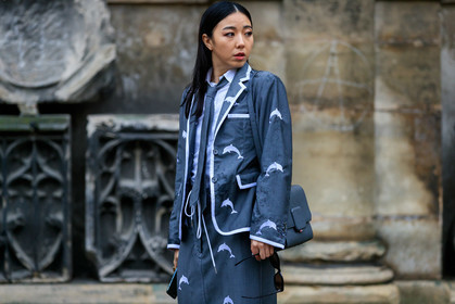 yuyu zhangzou, yuwei zhangzou, grey jacket, grey skirt, grey tie, white shirt, animal print jacket, animal printed skirt, long skirt, grey leather bag, shoulder bag, thom browne jacket, thom browne look, thom browne shirt, thom browne tie, thom browne skirt, fashion week, frenchystyle, FW, jonathan paciullo, street style, PFW, PARIS, horizontal, atmosphere details, detail