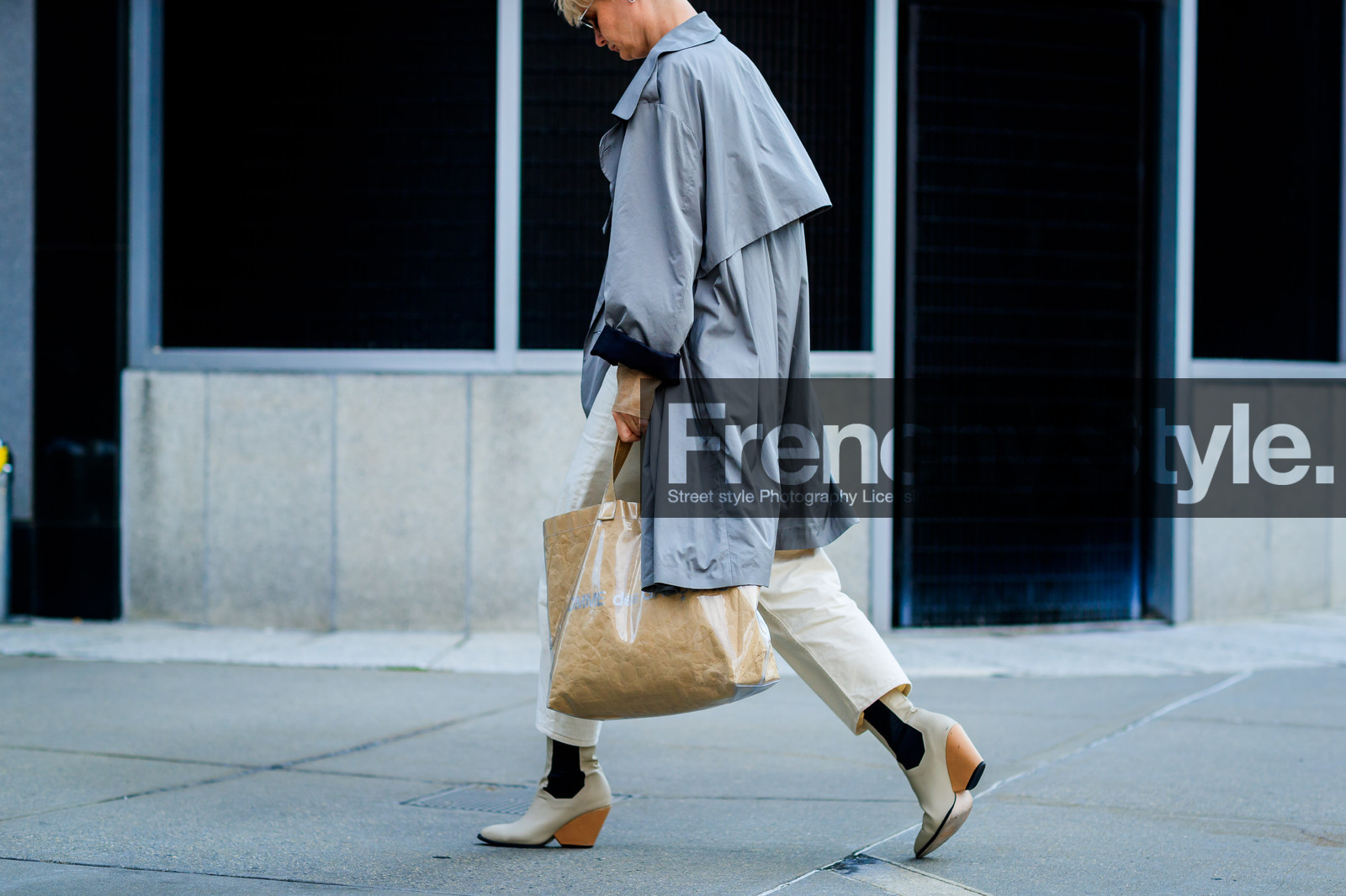 atmosphere details, back detail, beige bag, beige boots, beige pants, comme des garçons, fashion week, frenchystyle, full length, FW, grey coat, high heels, horizontal, jonathan paciullo, leather bag, leather shoes, NEW YORK, NYFW, SPRING SUMMER 2018, SS 18, street style, trench coat, trousers