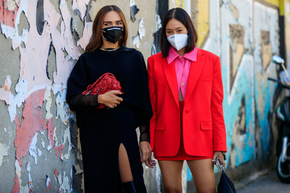 black top, black pullover, black skirt, split skirt, long skirt, short sleeves top, short sleeves pullover, woolen top, woolen skirt, red leather bag, studs bag, quilted bag, valentino bag, valentino look, valentino skirt, valentino top, valentino shirt, black shirt, organza shirt, red jacket, red skirt, pink shirt, black bag, bucket bag, prada bag, mini skirt, covid face mask, evangelie smyrniotaki, Tiffany Hsu, street style, jonathan paciullo, FW, frenchystyle, fashion week, MFW, MILAN, SPRING SUMMER 2021, SS 21, horizontal, atmosphere details, detail