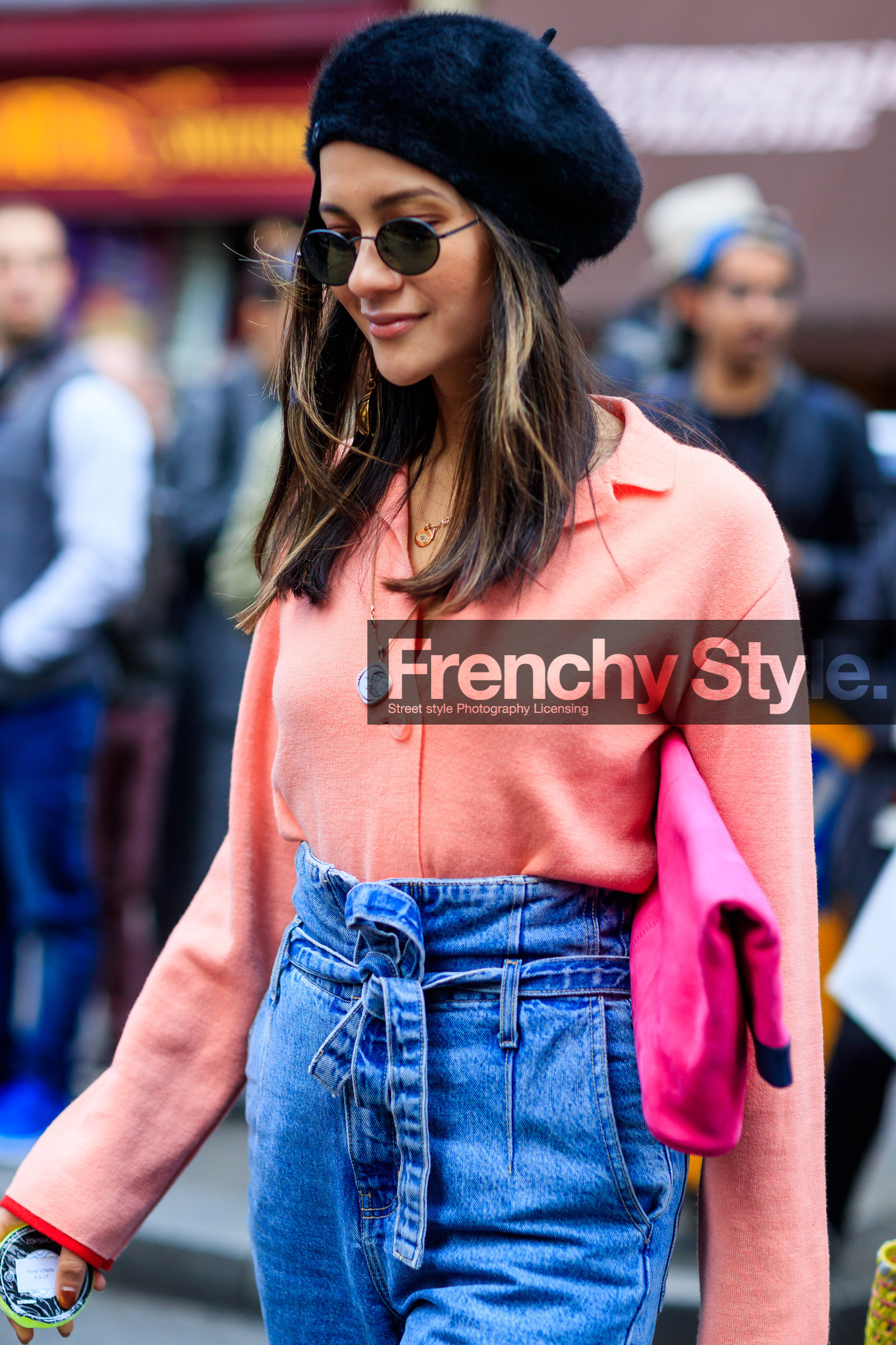 anna rosa vitiello, atmosphere details, beret, black hat, blue denim, denim pants, detail, fashion week, frenchystyle, FW, high waist, jeans, jonathan paciullo, leather bag, LFW, LONDON, pink bag, pink cardigan, SPRING SUMMER 2018, SS 18, street style, trousers, vertical