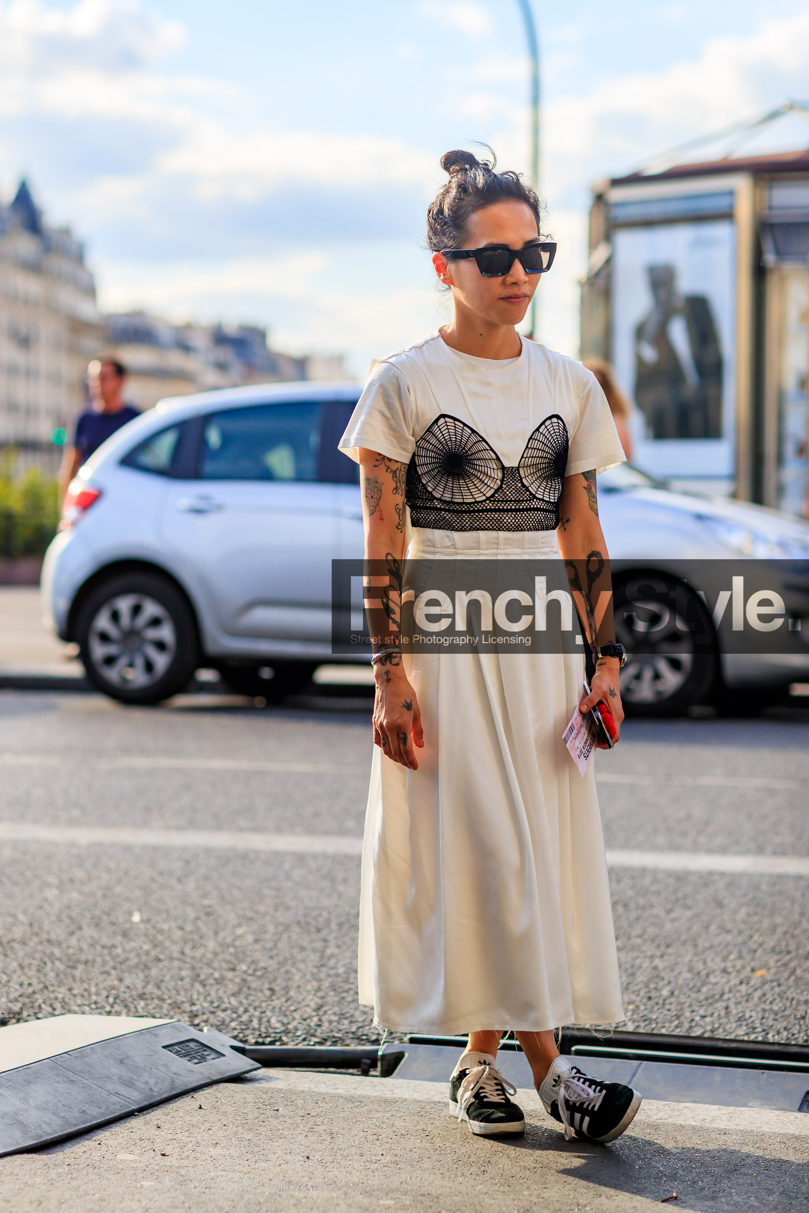 adidas, beige skirt, beige top, black bra, black sneakers, cropped top, fashion week, frenchystyle, full length, FW, jonathan paciullo, leather shoes, MENSWEAR, PARIS, PFW, SPRING SUMMER 2018, SS 18, street style, sunglasses, tattoos, vertical