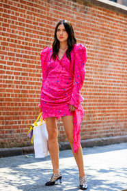 black shoes, graphic dress, high heels, leather bag, leather shoes, pink dress, printed dress, yellow bag, fashion week, frenchystyle, FW, jonathan paciullo, street style, NYFW, NEW YORK, SPRING SUMMER 2019, SS 19, vertical, full length