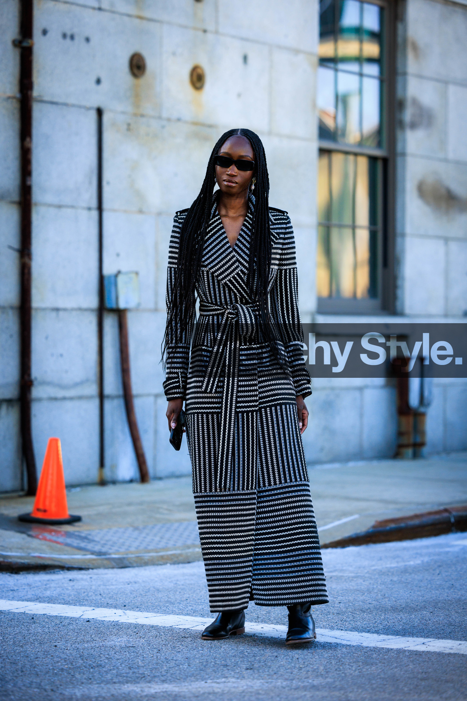 embroideres trench, long trench coat, black boots, leather boots, black sunglasses, Amy sall, street style, jonathan paciullo, FW, frenchystyle, fashion week, NYFW, NEW YORK, AUTUMN WINTER 2022-2023, FALL WINTER 2022_2023, FW 22-23, vertical, full length, model