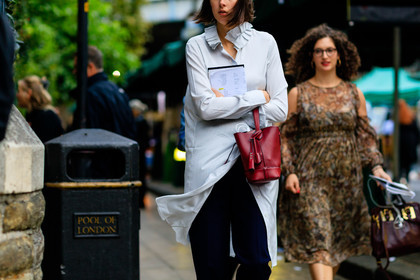 atmosphere details, black pants, detail, fashion week, frenchystyle, FW, horizontal, jonathan paciullo, leather bag, LFW, LONDON, long shirt, red bag, SPRING SUMMER 2017, SS 17, street style, trousers, white shirt, woman