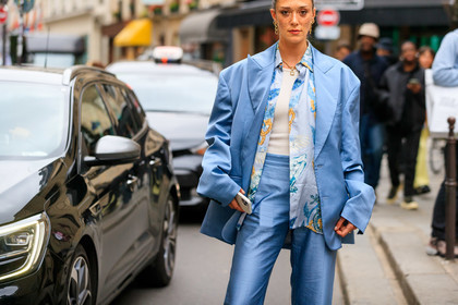 blue jacket, oversize jacket, satin jacket, light blue shirt, satin shirt, printed shirt, satin suits, freckles, golden necklace, golden earrings, chain earrings, chain necklace, dangling earrings, bonanza jewels, stone necklace, strassed necklace, maeva marshall, fashion week, frenchystyle, FW, jonathan paciullo, street style, PFW, PARIS, SPRING SUMMER 2022, SS 22, horizontal, atmosphere details, detail