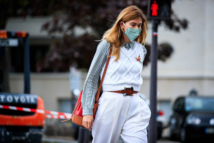white pants, white pullover, sleeveless pullover, grey shirt, striped shirt, carrot pants, belted pants, camel leather belt, animal shape pin, golden pin, covid face mask, fashion week, frenchystyle, FW, jonathan paciullo, street style, PFW, PARIS, SPRING SUMMER 2021, SS 21, horizontal, atmosphere details, detail