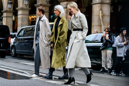 sarah harris, kaki trench coat, kaki coat, light beige trench coat, belted trench coat, black leather belt, black leather boots, black suede boots, high heels boots, flat boots, laced boots, sharp end boots, grey jeans, used jeans, fashion week, frenchystyle, FW, jonathan paciullo, street style, PFW, PARIS, horizontal, atmosphere details, full length
