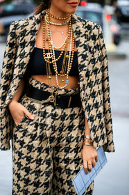 houndstooth printed jacket, houndstooth printed pants, houndstooth printed look, golden jacket, golden pants, lurex jacket, lurex pants, black bra, cropped top, black leather belt, chain belt, chanel belt, chanel necklace, chanel pants, chanel jacket, chanel total look, multi necklace, long necklace, pearl necklace, golden necklace, PARIS, PFW, SPRING SUMMER 2020, SS 20, fashion week, frenchystyle, FW, jonathan paciullo, street style, vertical, atmosphere details, detail