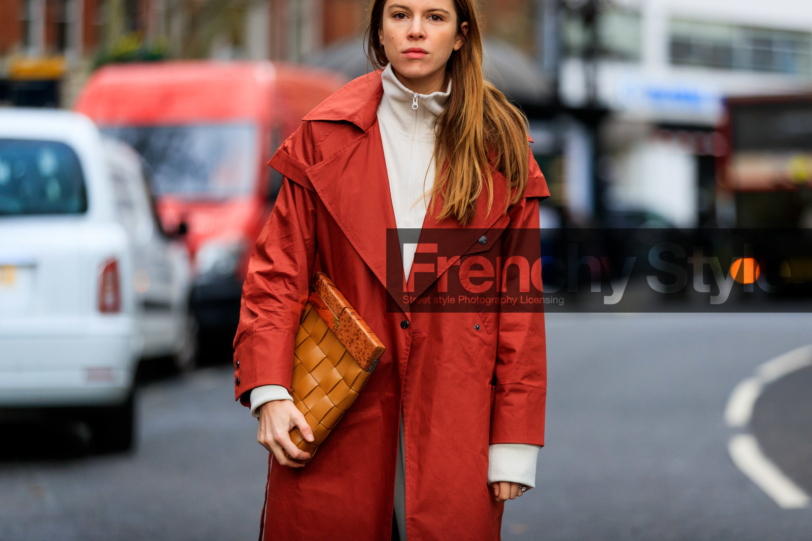 monica ainley, red trench coat, white pullover, zipped pullover, camel leather clutch, plaited clutch, fashion week, frenchystyle, FW, jonathan paciullo, street style, LFW, LONDON, AUTUMN WINTER 2020-2021, FALL WINTER 2020-2021, FW 20-21, horizontal, atmosphere details, detail