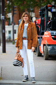 eugenie trochu, camel jacket, camel suede jacket, fringe jacket, cowboy jacket, grey pullover, collar details, white jeans, white leather bag, black leather bag, camel leather bag, striped bag, loewe bag, converse shoes, black sneackers, fashion week, frenchystyle, FW, jonathan paciullo, street style, PFW, PARIS, SPRING SUMMER 2021, SS 21, vertical, full length