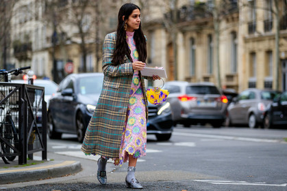 light pink dress, lace dress, floral embroidered dress, checked coat, plaid coat, light blue coat, beige coat, yellow bag, printed bag, strassed bag, purple bag, lilac dress, light green dress, light yellow dress, high collar dress, long dress, silvered shoes, glitter shoes, silvered socks, sequins socks, lurex socks, fashion week, frenchystyle, FW, jonathan paciullo, street style, PFW, PARIS, horizontal, atmosphere details, full length