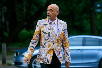 light pink jacket, light pink shirt, light pink tie, pink jacket, pink shirt, pink tie, floral printed jacket, printed tie, lilac jacket, orange jacket, multicolor jacket, corduroy jacket, christian louboutin, fashion week, frenchystyle, FW, jonathan paciullo, street style, PFW, PARIS, AUTUMN WINTER 2021-2022, FALL WINTER 2021-2022, FW 21-22, atmosphere details, horizontal, detail