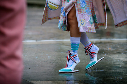 greene, light pink coat, light pink dress, checked coat, checked dress, floral embroidered dress, multicolor coat, multicolor dress, white socks, white leather shoes, white leather bag, round shape bag, striped socks, light yellow leather bag, light green leather shoes, high heels shoes, sharp end shoes, close up detail, legs detail, shoes detail, thom browne coat, thom browne dress, thom browne look, thom browne bag, thom browne shoes, fashion week, frenchystyle, FW, jonathan paciullo, street style, PFW, PARIS, horizontal, atmosphere details, detail