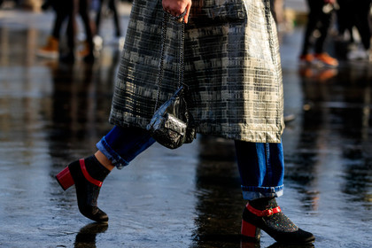 grey leather coat, checked coat, bag detail, close up detail, backpack, silvered bag, grey leather bag, chanel bag, silvered chain strap bag, fashion week, frenchystyle, FW, jonathan paciullo, street style, PFW, PARIS, horizontal, atmosphere details, detail