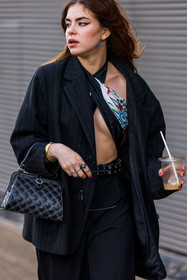 small bag, handbag, black, blazer, top, foulard, earrings, ring, belt, pants, trousers, black, highwaist, high waisted, fashion week, frenchystyle, FW, jonathan paciullo, street style, SPRING SUMMER 2022, SS 22, LFW, LONDON, vertical, atmosphere details, detail