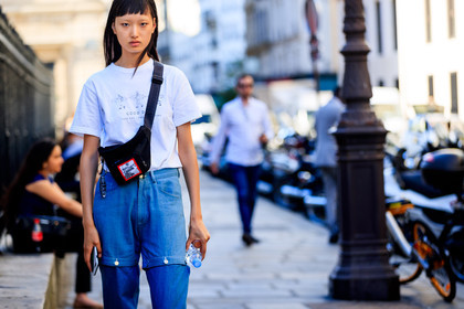 black bag, blue denim, denim pants, fanny pack, jeans, leather bag, printed t shirt, trousers, white t shirt, PFW, fashion week, frenchystyle, FW, jonathan paciullo, street style, PARIS, horizontal, atmosphere details, detail, model, AUTUMN WINTER 2018-2019, FALL WINTER 2018-2019, FW 18-19