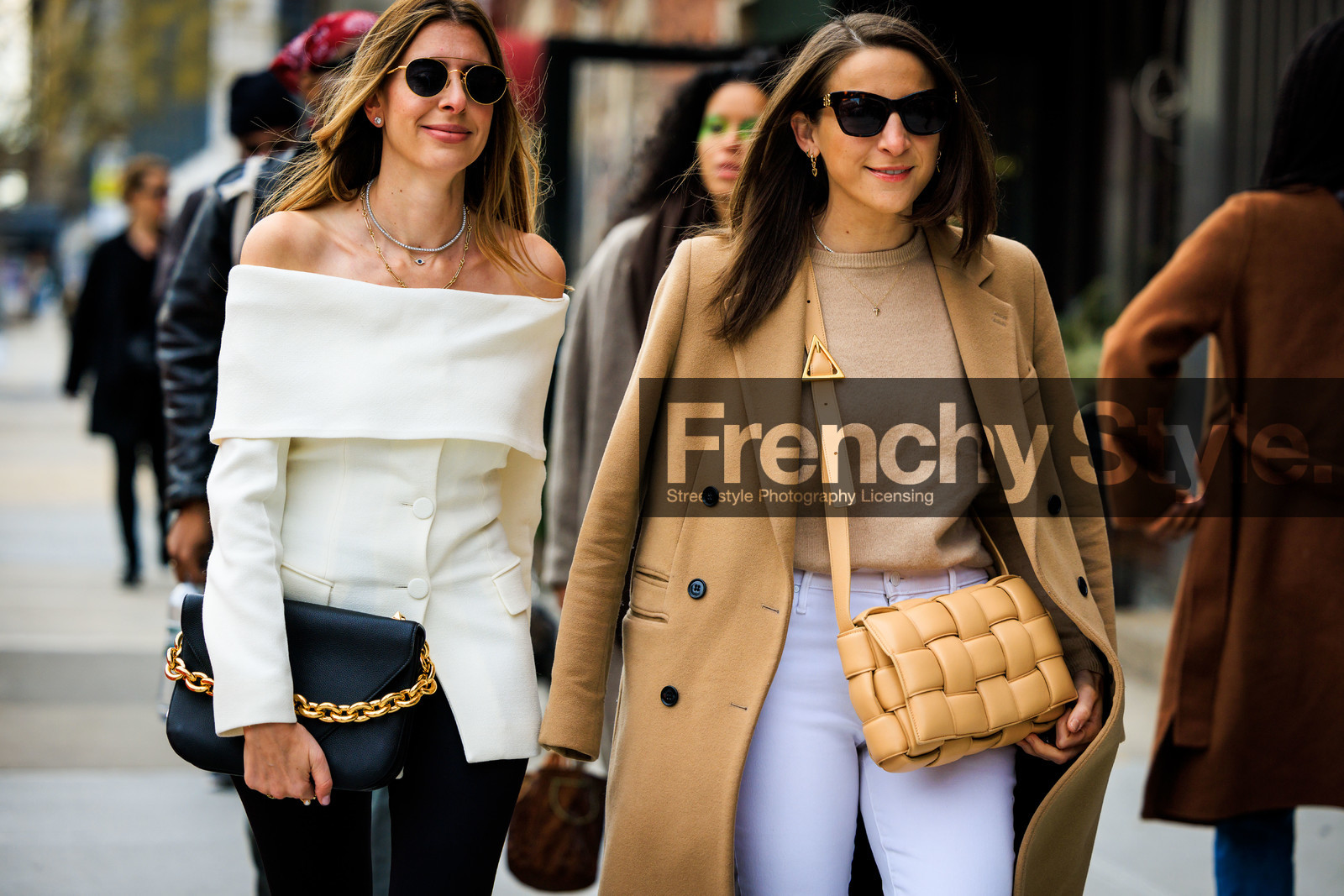 black chain handbag, white cow neck shirt, black rayban sunglasses, bottega veneta nude handbag, leather nude jacket, white tight pants, beige trench, fashion week, frenchystyle, FW, jonathan paciullo, street style, NYFW, NEW YORK, AUTUMN WINTER 2022-2023, FALL WINTER 2022_2023, FW 22-23, atmosphere details, horizontal