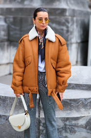 julia comil, camel leather coat, camel leather bombers, camel leather jacket, fur bombers, fur coat, fur collar coat, fur collar jacket, fur detail, grey pants, black scarf, printed scarf, multicolor scarf, geometrical printed scarf, white leather bag, hand bag, metalic frame sunglasses, yellow sunglasses, pearl earrings, golden earrings, fashion week, frenchystyle, FW, jonathan paciullo, street style, PFW, PARIS, SPRING SUMMER 2021, SS 21, vertical, atmosphere details, detail