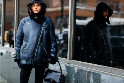 atmosphere details, AUTUMN WINTER 2017-2018, AW 17-18, black bag, black denim, black gloves, black jacket, denim pants, detail, FALL WINTER 2017-2018, fashion week, frenchystyle, FW, FW 17-18, hoodie, horizontal, jeans, jonathan paciullo, leather bag, leather jacket, model, NEW YORK, NYFW, shearling, street style, tone on tone, total look black, trousers