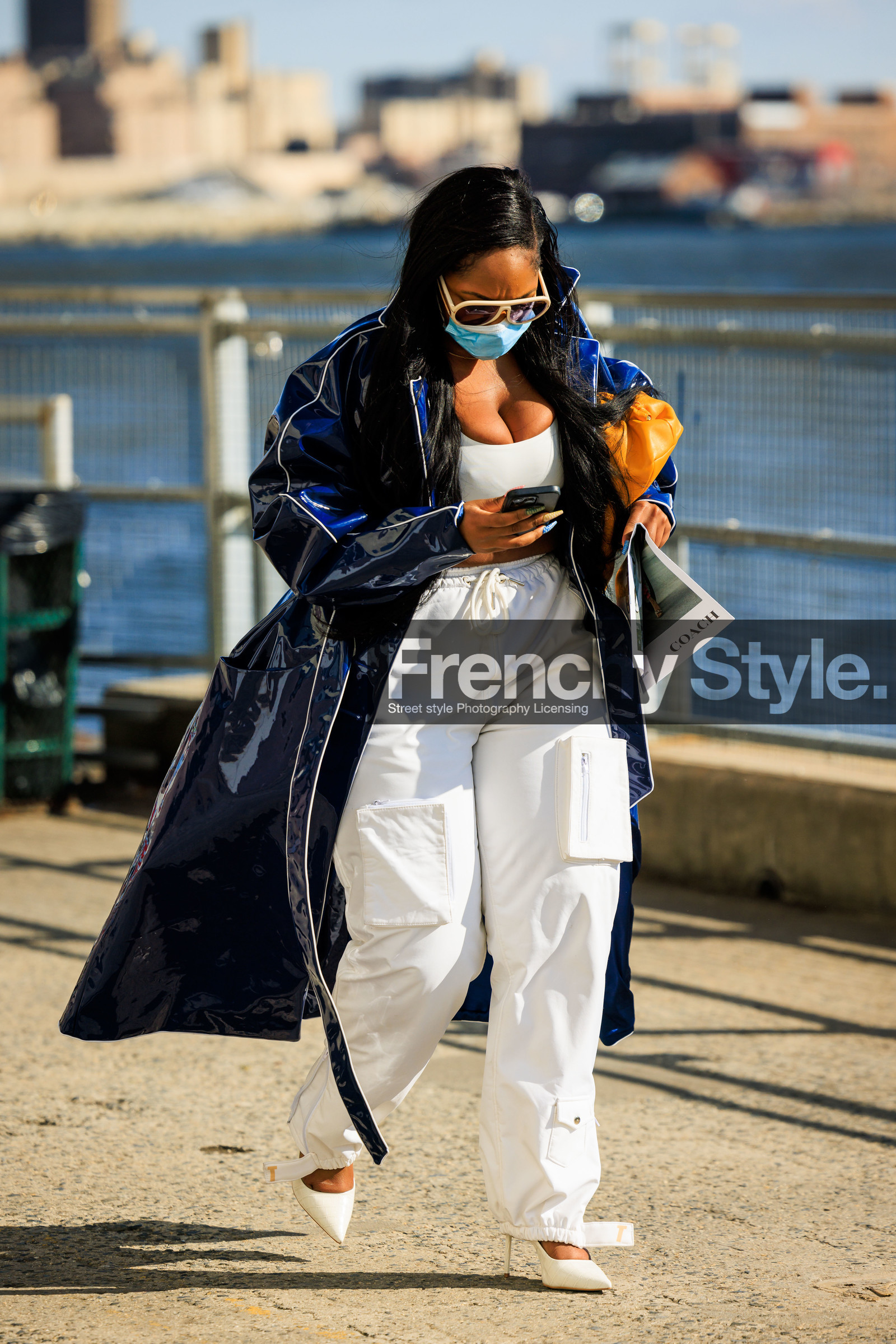 oversized trench, blue pattent trench, blue trench, white cargo pants, white stilettos, white sunglasses, orange pouch, fashion week, frenchystyle, FW, jonathan paciullo, street style, NYFW, NEW YORK, AUTUMN WINTER 2022-2023, FALL WINTER 2022_2023, FW 22-23, vertical, full length