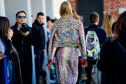 animal print, atmosphere details, detail, fashion week, frenchystyle, FW, glitter, gloves, graphic jacket, graphic skirt, gucci, horizontal, jonathan paciullo, leather bag, leather jacket, leather ki, MFW, MILAN, over the shoulder, printed jacket, printed skirt, sequined jacket, snake print, SPRING SUMMER 2018, SS 18, street style