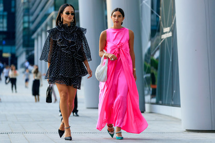bettina looney, anna rosa vitiello, pink dress, long dress, sleeveless dress, knoted dress, loose dress, bottega veneta bag, white bag, satin bag, multi rings, white ring, golden rings, green shoes, strassed shoes, satin shoes, mini dress, black dress, ruffle dress, high collar dress, polka dots dress, butterfly sunglasses, metalic frame sunglasses, hoop earrings, black shoes, sharp end shoes, chain detail shoes, high heels shoes, fashion week, frenchystyle, FW, jonathan paciullo, street style, MFW, MILAN, SPRING SUMMER 2020, SS 20