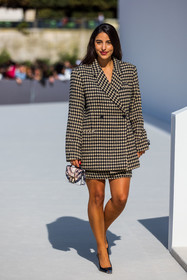 bag, beige blazer, beige skirt, Bettina Looney, black heels, blazer, dior bag, heels, houndstooth check, mini skirt, print, printed blazer, printed skirt, skirt, small bag, street style, jonathan paciullo, FW, frenchystyle, fashion week, PFW, PARIS, SPRING SUMMER 2022, SS 22, vertical, full length
