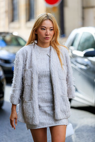 fur cardigan, fur dress, sequins cardigan, sequins dress, sparkling dress, sparkling cardigan, chanel cardigan, chanel dress, mini dress, white cardigan, white dress, tina leung, fashion week, frenchystyle, FW, jonathan paciullo, street style, PFW, PARIS, AUTUMN WINTER 2021-2022, FALL WINTER 2021-2022, FW 21-22, vertical, atmosphere details, detail