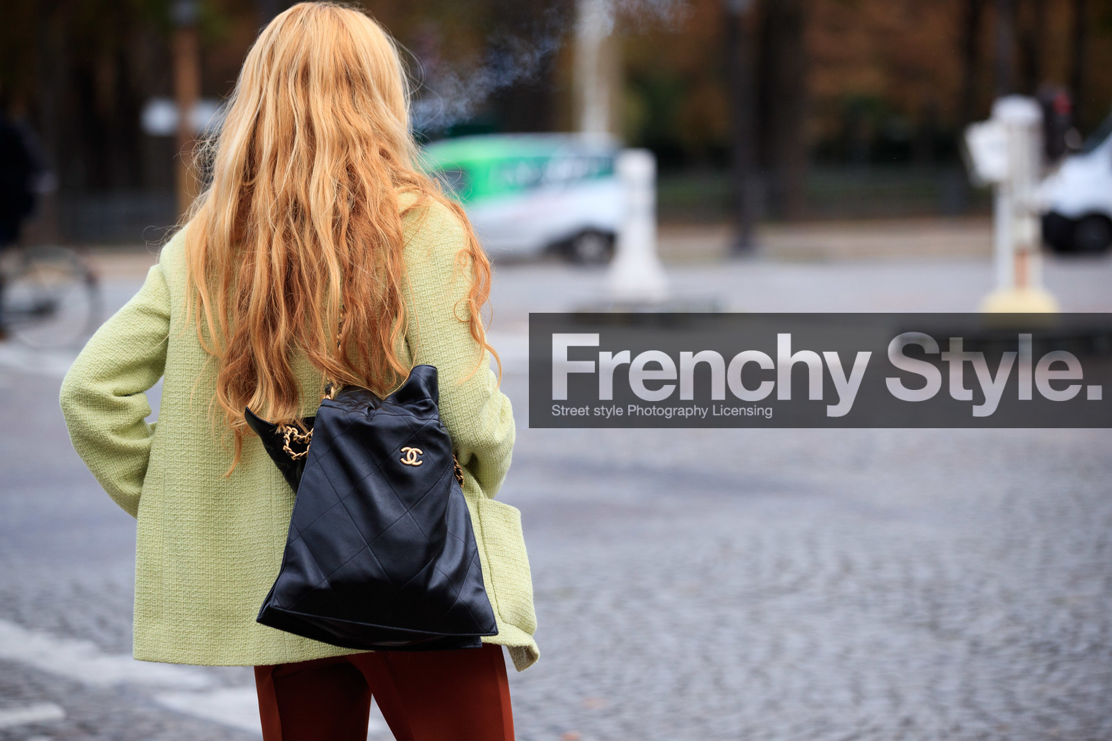 blanca miro scrimieri, back details, bag detail, tweed jacket, light green jacket, black leather bag, shoulder bag, quilted bag, shopping bag, chanel bag, chanel jacket, PARIS, PFW, fashion week, frenchystyle, FW, jonathan paciullo, street style, SPRING SUMMER 2021, SS 21, horizontal, atmosphere details, detail
