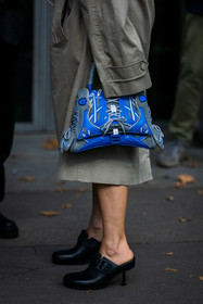 bag, balenciaga bag, balenciaga shoes, black mules, black sandals, blue bag, close up, detail, grey bag, grey trench, mules, sandals, street style, jonathan paciullo, FW, frenchystyle, fashion week, PFW, PARIS, SPRING SUMMER 2022, SS 22, vertical, atmosphere details