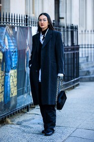 details, full black look, black pants, white striped pants, black handbag, glasses, leather boots, black boots, black coat, chain handbag, white shirt, grey gloves, fashion week, frenchystyle, FW, jonathan paciullo, street style, NYFW, NEW YORK, AUTUMN WINTER 2022-2023, FALL WINTER 2022_2023, FW 22-23, vertical, full length
