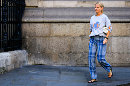 black shoes, blue pants, checked, graphic pants, grey sweater, holli rogers, leather shoes, plaid, printed pants, trousers, white bag, fashion week, frenchystyle, FW, jonathan paciullo, street style, LFW, LONDON, SPRING SUMMER 2019, SS 19, atmosphere details, horizontal, full length