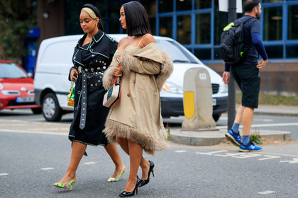 jorja smith, black trench coat, studs details coat, beige trench coat, feather details, feather details coat, fashion week, frenchystyle, FW, jonathan paciullo, street style, atmosphere details, horizontal, full length
