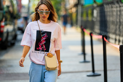 beige bag, blue pants, bracelet, corduroy, leather bag, pink t shirt, printed t shirt, sunglasses, trousers, fashion week, frenchystyle, FW, jonathan paciullo, street style, NYFW, NEW YORK, SPRING SUMMER 2019, SS 19, atmosphere details, horizontal, detail