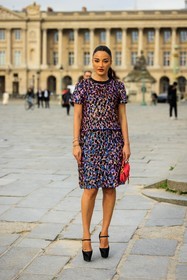 multicolor set, sequins set, midi skirt, multicolor shirt, embroidered set, mini dior bag, mini saddle bag, red bag, mini bag, dior, pony tail, black pumps, black heels, multiple bracelets, amina muaddi, fashion week, frenchystyle, FW, jonathan paciullo, street style, AUTUMN WINTER 2022-2023, FALL WINTER 2022_2023, FW 22-23, PFW, PARIS, vertical, full length