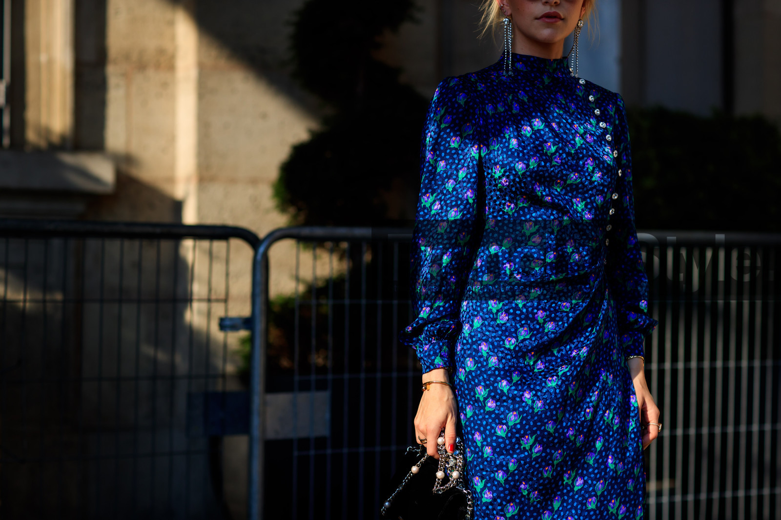 black bag, blue dress, cartier, clou bracelet, earrings, graphic dress, leather bag, printed dress, fashion week, frenchystyle, FW, jonathan paciullo, street style, PFW, PARIS, atmosphere details, horizontal, detail, AUTUMN WINTER 2018-2019, FALL WINTER 2018-2019, FW 18-19, caro daur