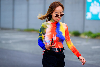 black belt, black pants, leather bag, leather belt, multicolor sweater, sunglasses, tie & die, trousers, vêtements, fashion week, frenchystyle, FW, jonathan paciullo, street style, PFW, PARIS, atmosphere details, horizontal, detail, AUTUMN WINTER 2018-2019, FALL WINTER 2018-2019, FW 18-19