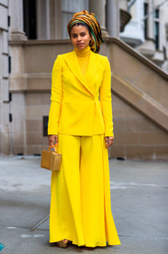 gold bag, headscarf, leather bag, tone on tone, total look yellow, trousers, turtleneck sweater, yellow jacket, yellow pants, yellow sweater, frenchystyle, jonathan paciullo, street style, NYFW, NEW YORK, AUTUMN WINTER 2019-2020, AW 19-20, FALL WINTER 2019-2020, FW 19-20, fashion week, FW, vertical, full length