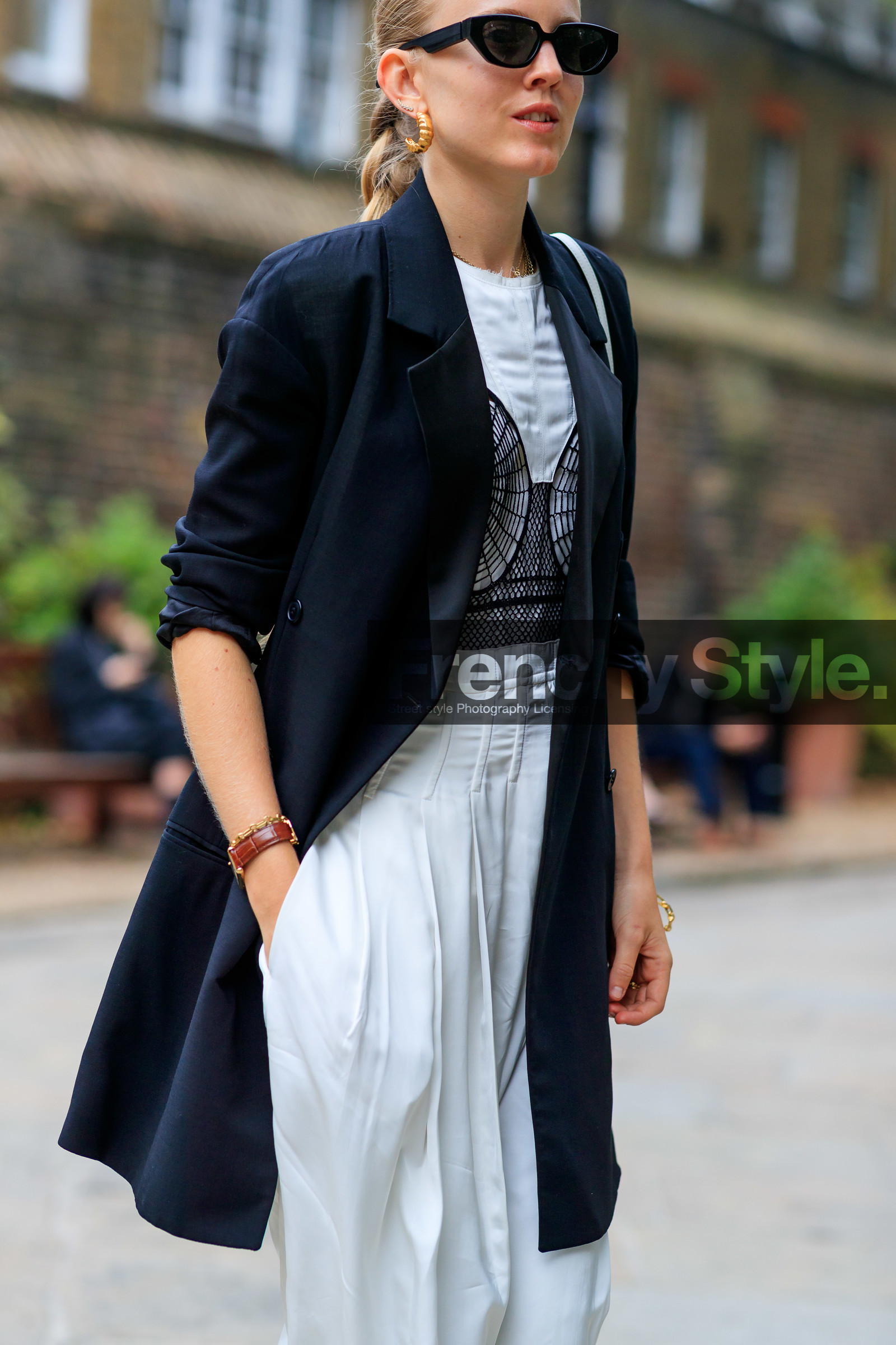 alexandra carl, black and white look, white skirt, silk skirt, mid long skirt, black legging, white t-shirt, embroidered t-shirt, used skirt, used t-shirt, black jacket, long jacket, multi straps sandals, white sandals, butterfly sunglasses, black sunglasses, hoop earrings, golden earrings, fashion week, frenchystyle, FW, jonathan paciullo, street style, vertical, detail, atmosphere details