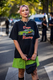 bag, black bag, black t-shirt, bracelet, chain necklace, dior bag, green skirt, leather bag, Lolo Zouai, necklace, pink hair, pleated skirt, printed t-shirt, saddle bag, skirt, t-shirt, vintage t-shirt, street style, jonathan paciullo, FW, frenchystyle, fashion week, PFW, PARIS, SPRING SUMMER 2022, SS 22, vertical, atmosphere details
