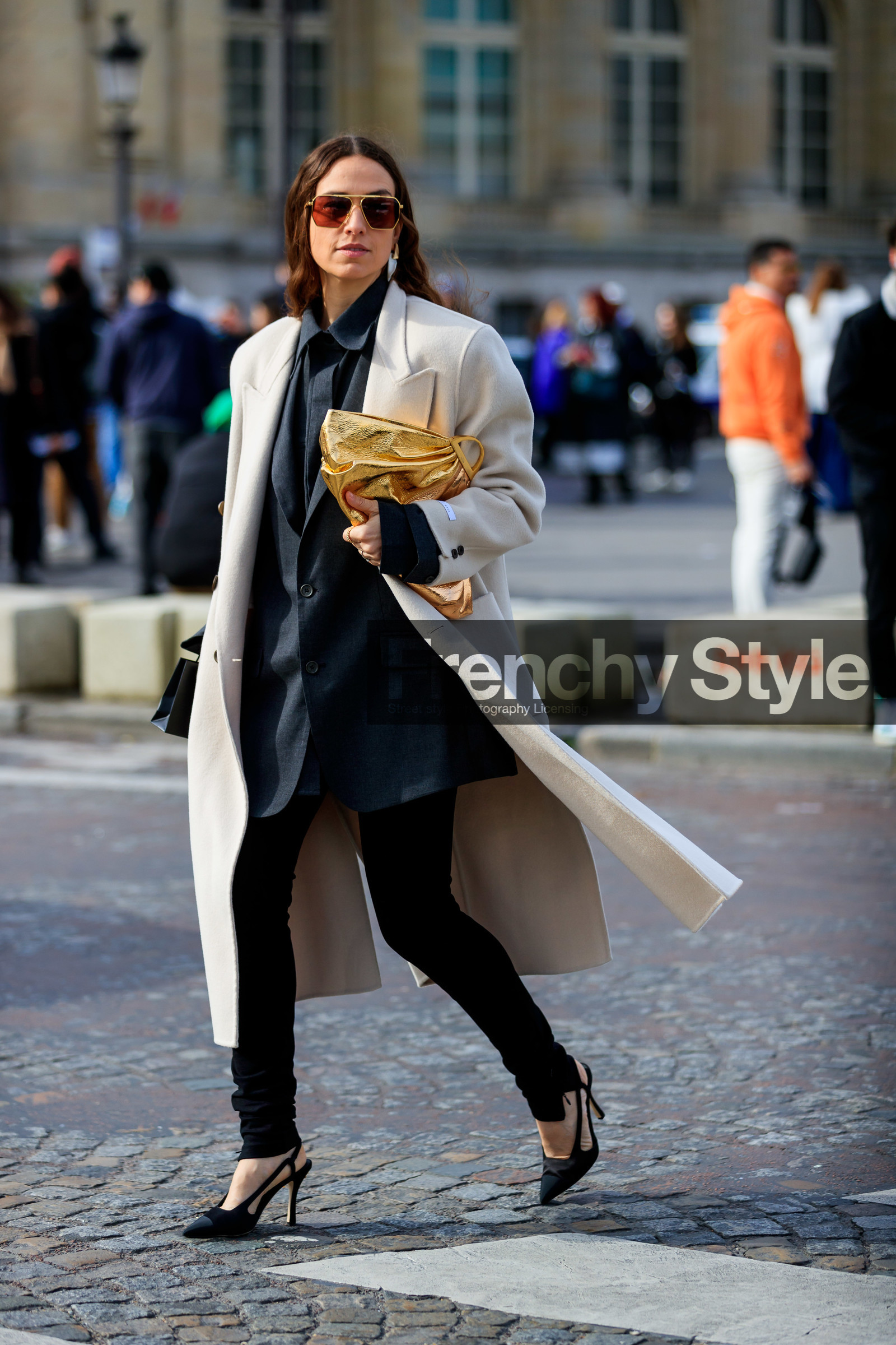 erika boldrin, light beige coat, golden clutch, metalic frame sunglasses, bottega veneta sunglasses, aviator sunglasses, geometric shape glasses, dark grey jacket, dark grey shirt, black pants, tight pants, black suede shoes, black leather shoes, high heels shoes, sling back shoes, golden earrings, white earrings, dangling earrings, chanel shoes, fashion week, frenchystyle, FW, jonathan paciullo, street style, PFW, PARIS, vertical, full length