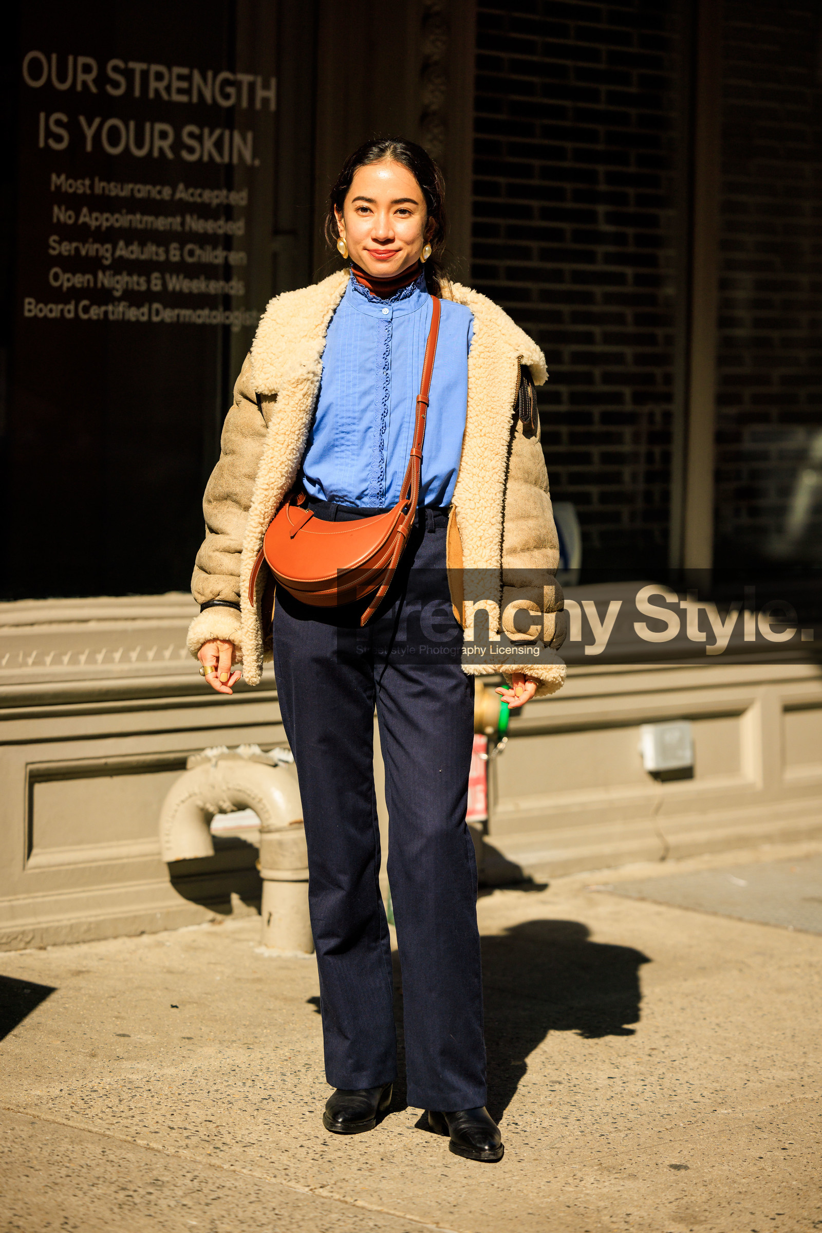 moon shape bag, crossbody bag, camel bag, leather crossbody bag, high waist pants, dark blue pants, straight cut pants, black boots, leather boots, puffed winter jacket, puffed bomber jacket, beige bomber jakcet, blue shirt, embroidered shirt, pearl stud earrings, street style, jonathan paciullo, FW, frenchystyle, fashion week, NYFW, NEW YORK, AUTUMN WINTER 2022-2023, FALL WINTER 2022_2023, FW 22-23, vertical, full length