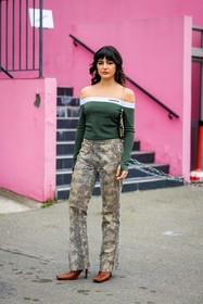 coperni top, green top, big loop earrings, snake pants, animal print pants, brown boots, coperni bag, printed handbag, coperni, maria bernad, street style, jonathan paciullo, FW, frenchystyle, fashion week, AUTUMN WINTER 2022-2023, FALL WINTER 2022_2023, FW 22-23, PFW, PARIS, full length, vertical