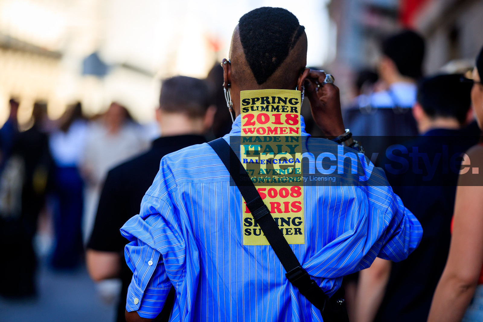 blue shirt, message, shaved head, striped shirt, fashion week, frenchystyle, FW, jonathan paciullo, street style, PFW, PARIS, horizontal, atmosphere details, detail, AUTUMN WINTER 2018-2019, FALL WINTER 2018-2019, FW 18-19