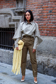 beige shirt, kaki pants, military look, yellow bag, fur bag, fringe bag, nude pumps, suede pumps, Tiffany Hsu, street style, jonathan paciullo, FW, frenchystyle, fashion week, MFW, MILAN, SPRING SUMMER 2021, SS 21, vertical, full length